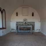 L�interno � spoglio ad eccezione dell�altare in pietra, 
